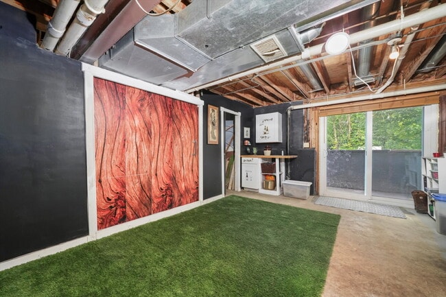 Building Photo - 4-Bed / 2-Bath Nicely Updated Home
