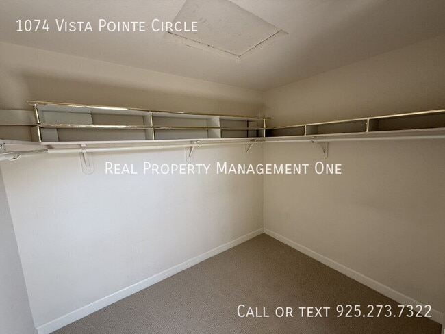 Building Photo - 1074 Vista Pointe Cir