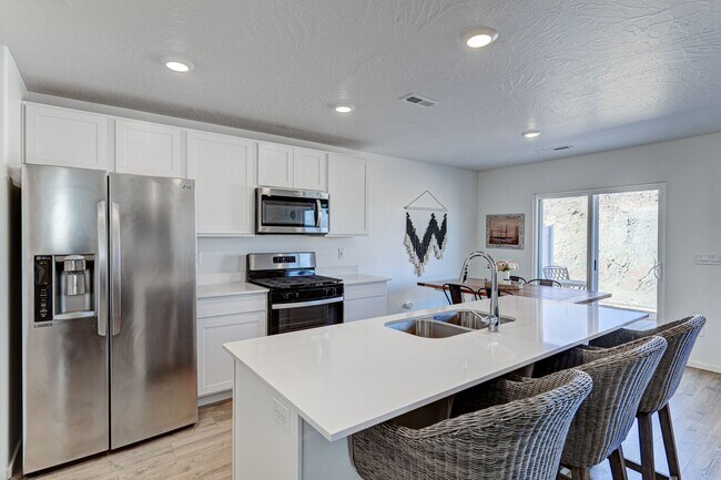 Building Photo - 3 BEDROOM Long Valley Townhome with all the Amenities