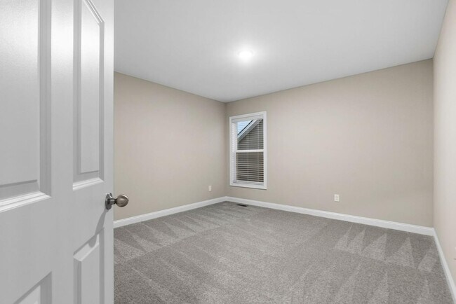 Building Photo - 677 Shaker Dr