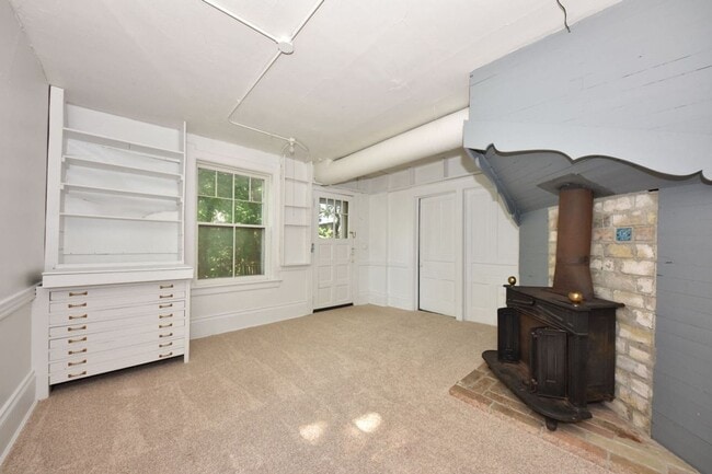 Building Photo - 3 bedroom Tosa Village townhome