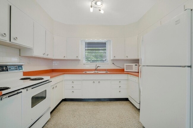 Building Photo - 3410 Poinsettia Ave