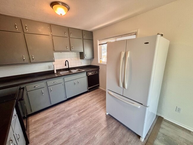 Building Photo - Spacious 4-Bedroom Home in Central Colorado Springs