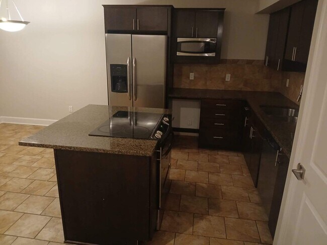 Building Photo - 530 W 10th St