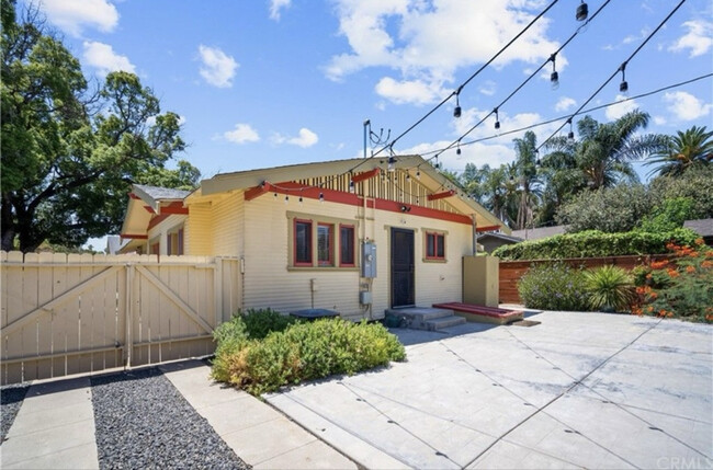 Building Photo - 411 E Alvarado St