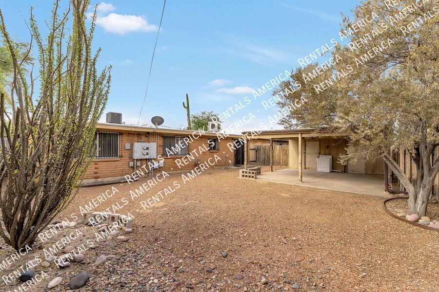 Building Photo - 801 E Holaway Dr