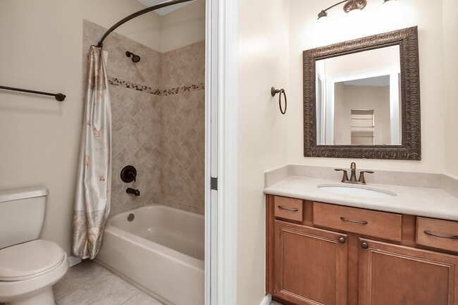 Building Photo - 1611 Lynnview Dr