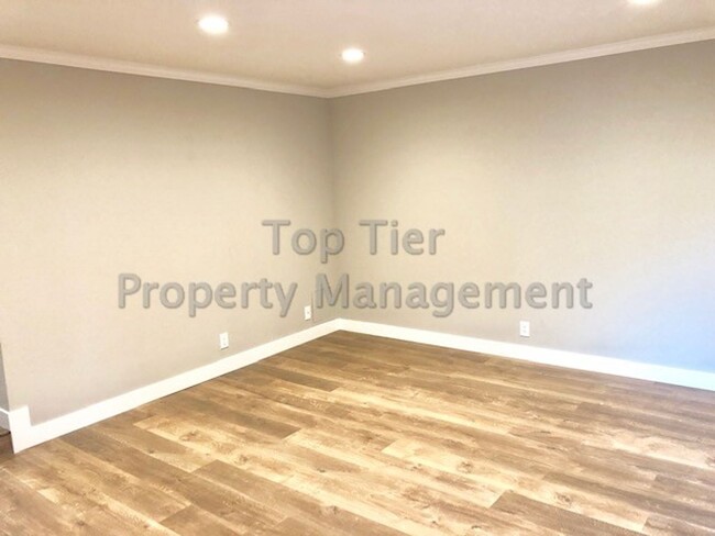 Building Photo - Meticulously renovated 2 Bd/1 Ba, 889 sf, ...