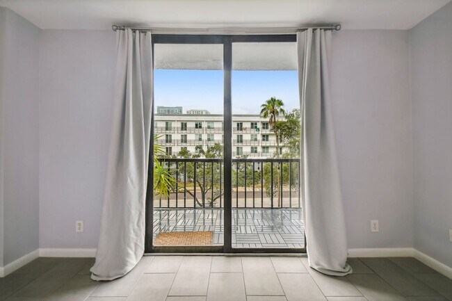 Building Photo - Charming 1 Bed, 2 Bath Condo in the Vibran...