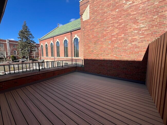 Building Photo - 160 Seabury St