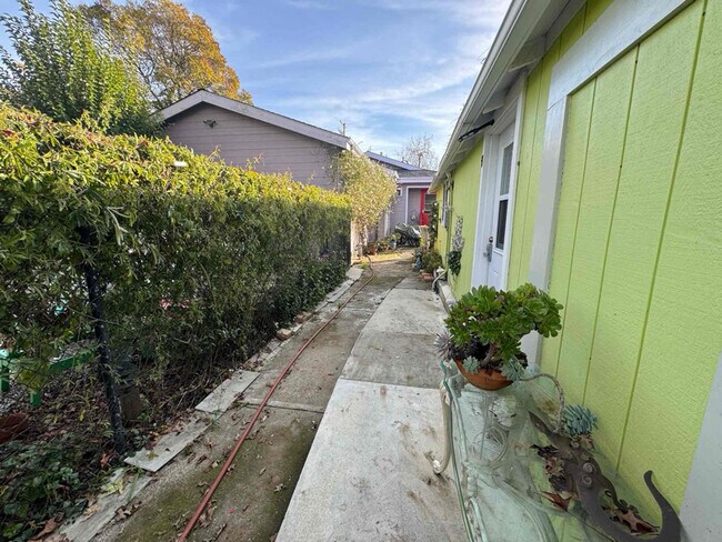 Building Photo - 210 Lone Oak Ave