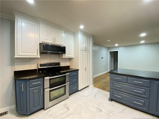 Building Photo - 290 Lemont Dr