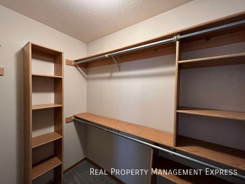 Building Photo - Charming 4 bed 2 Bath Home!
