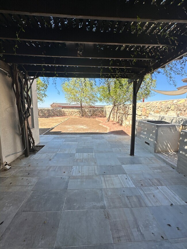 Building Photo - 7461 Plaza Redonda Dr