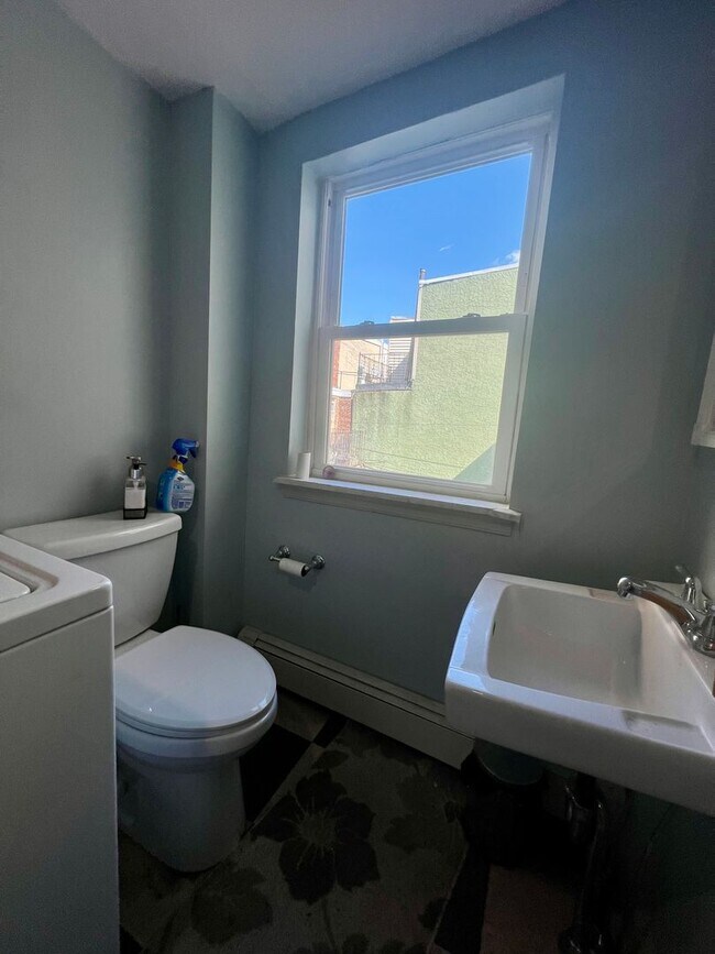 Building Photo - Gorgeous 1-Bedroom Bi-Level Apartment in Passyunk Square! Available NOW!
