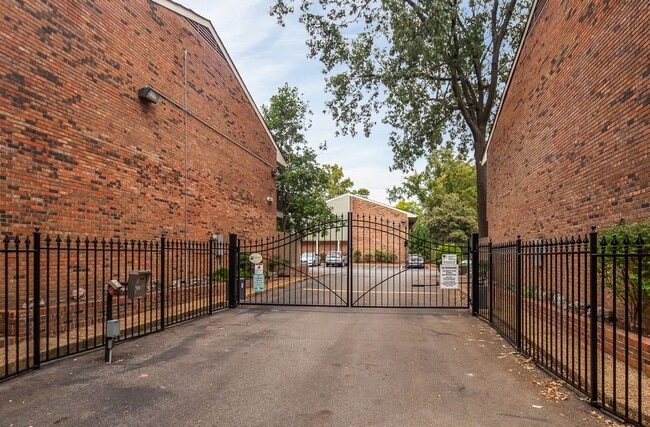 Building Photo - Fall Special - 1/2 off first month's rent!