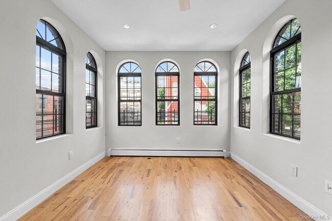Building Photo - 746 E 219th St