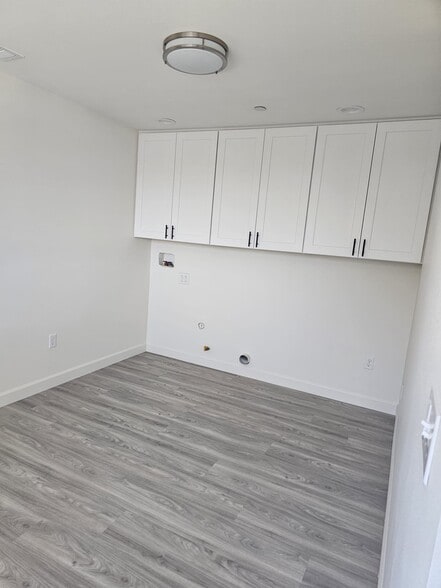 LAUNDRY ROOM WITH CABINET - 16222 S Ainsworth St