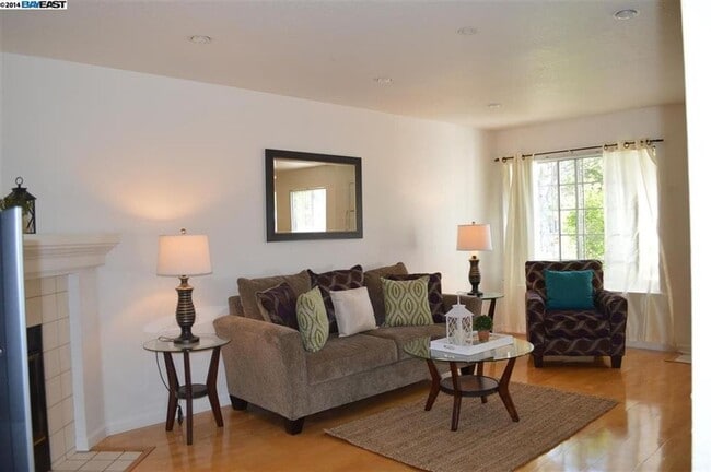 Building Photo - COMING SOON! $3,500 / 3BR - 1383 S.F. GORG...