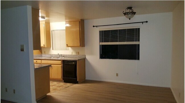 Building Photo - 820 S Orange Grove Ave