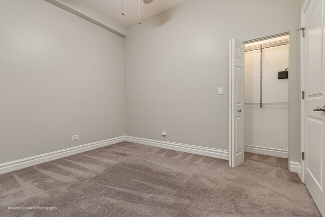 Building Photo - 4852 S Prairie Ave