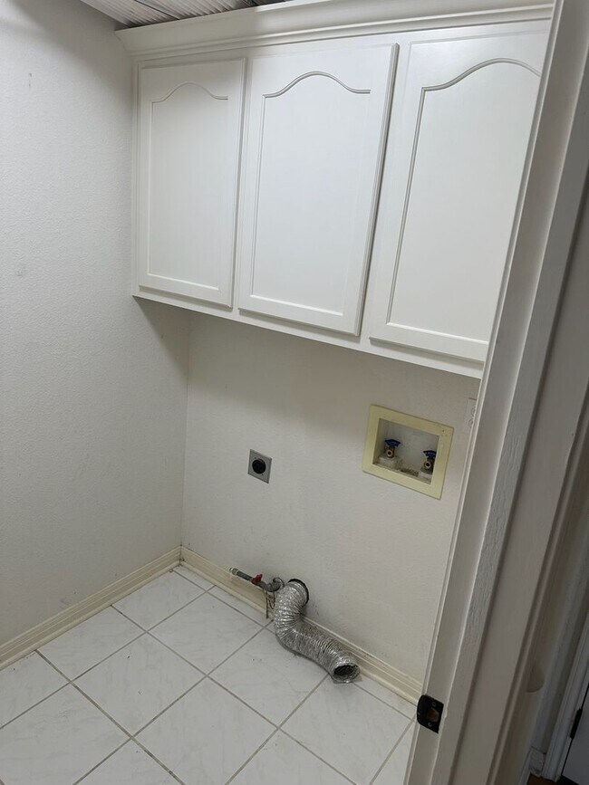 Building Photo - 7647 Rosewood Dr
