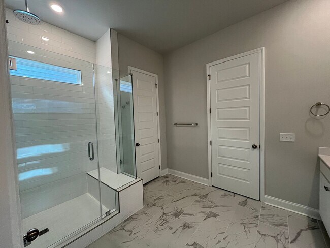 Building Photo - Stunning 4 Bedroom 4.5 Bath Home In Summer...