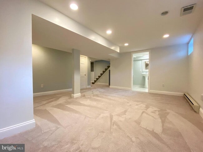 Building Photo - 432 E Luray Ave