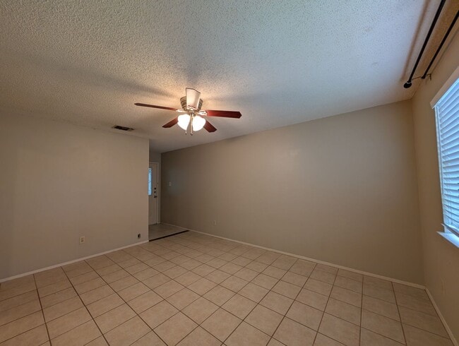 Building Photo - Location!! 1 Mile to Landa Park / Close to...