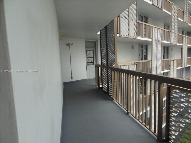 Building Photo - 3401 N Country Club Dr
