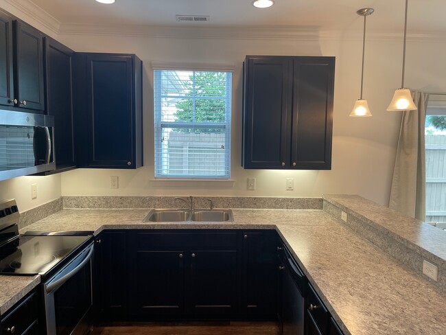 Building Photo - 1685 Halesworth Ln