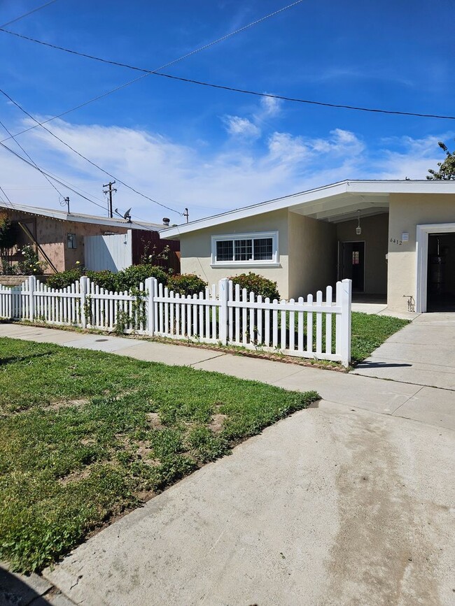 Building Photo - Large 3 Bedroom 2 Bath House