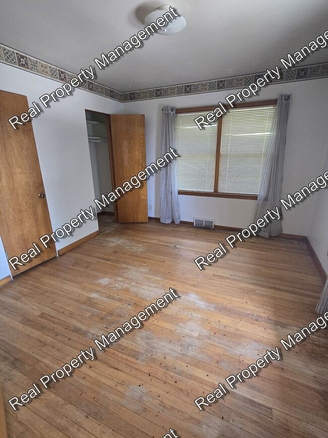 Building Photo - Spacious Three Bedroom