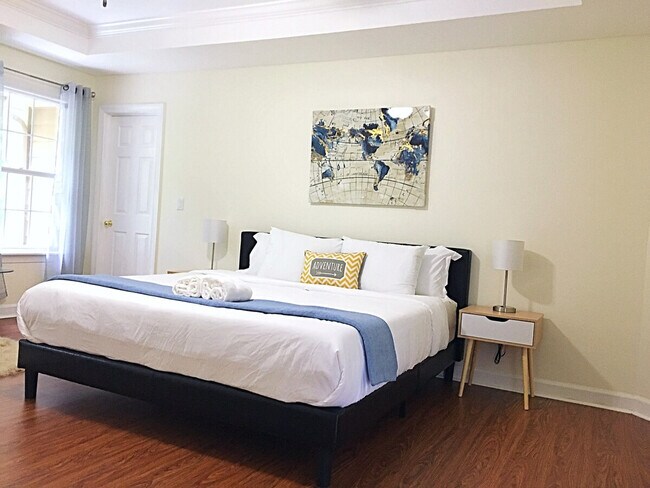 Building Photo - 2330 Evergreen Ln