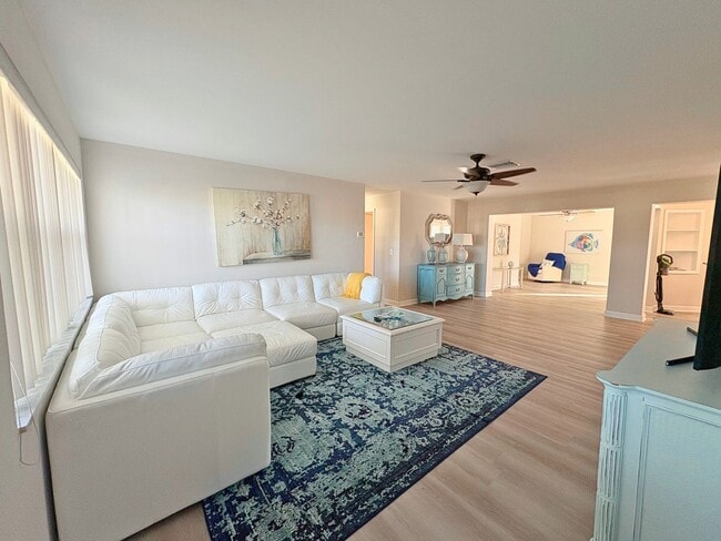 Building Photo - Spacious 3BR Home with Garage, Fenced Yard & Covered Patio in Seminole