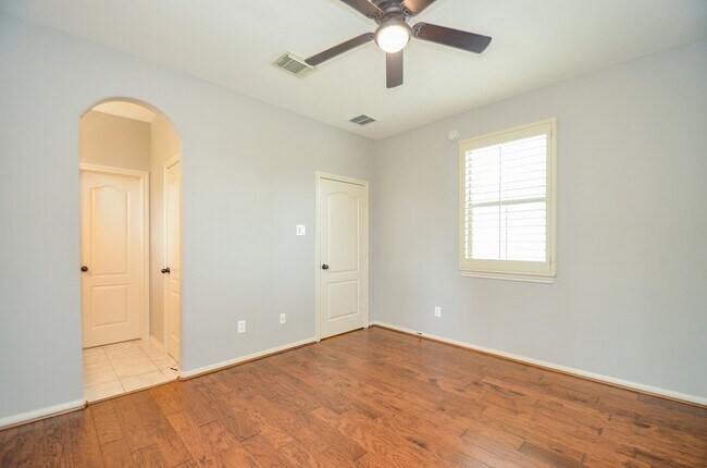 Building Photo - 42 N Knights Crossing Dr