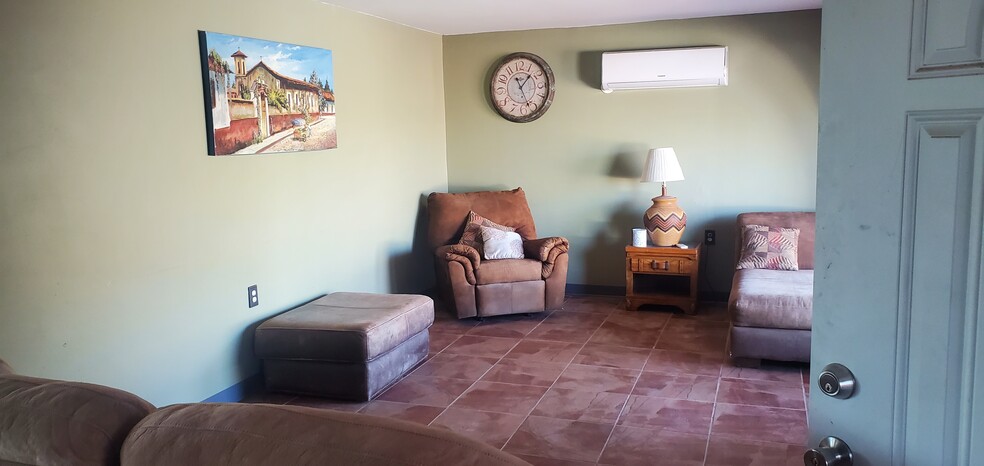 Building Photo - 1040 N Lyons Ave