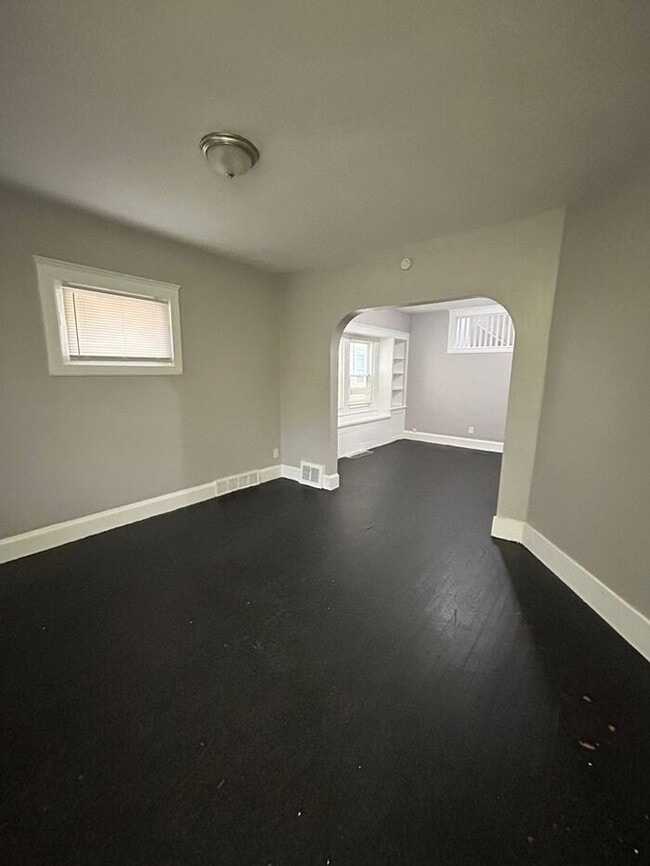 Building Photo - Charming 3-Bedroom Home with Great Space /...