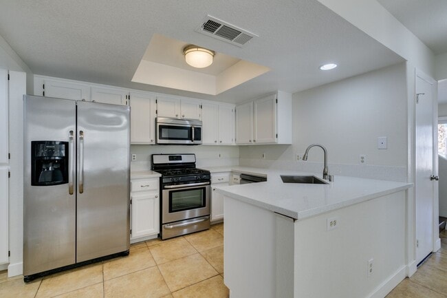 Building Photo - Charming 3 bedroom, 2.5 bathroom home near Summerlin
