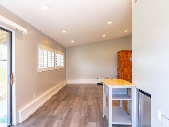 Building Photo - Charming Country Studio with Vineyard View...