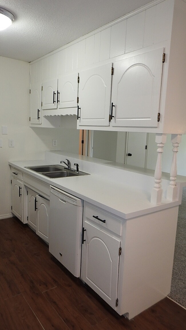 Building Photo - Rental Ready- Townhome in Raytown - 3bed 1...