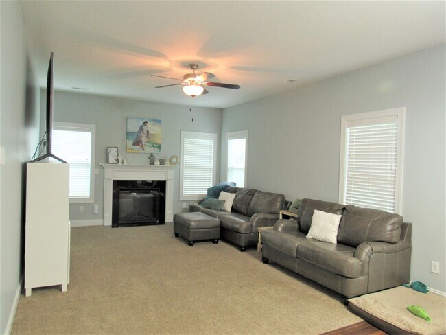 Building Photo - 4 Bedroom 2.5 Bath Onslow Bay