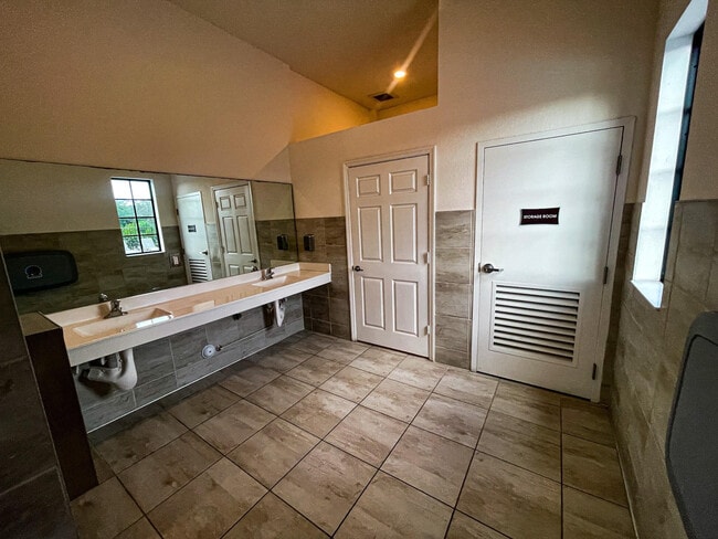 Building Photo - 4678 Santa Cruz Way