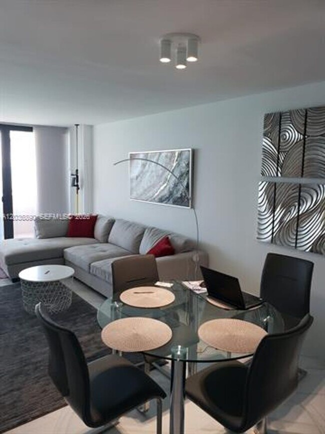 Building Photo - 2555 Collins Ave