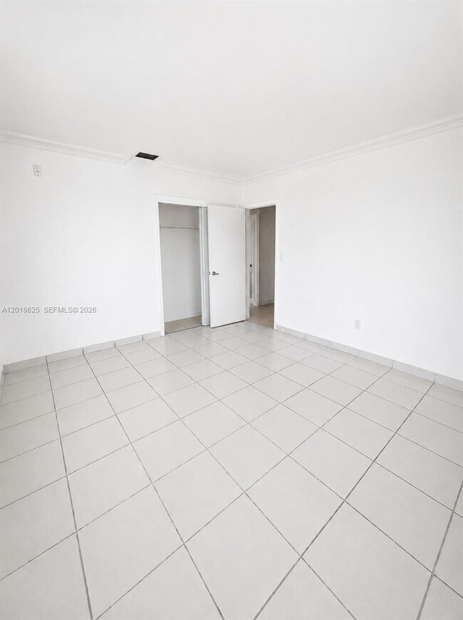 Building Photo - 765 W 70 Pl