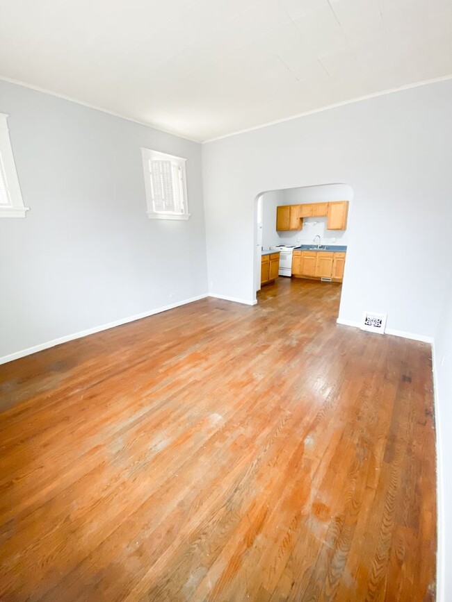 Primary Photo - 1 Bed/1 Bath! Hardwood floors! Gas include...