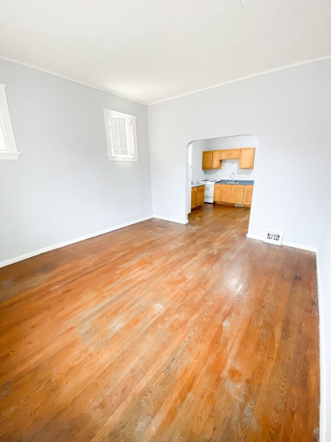 Building Photo - 1 Bed/1 Bath! Hardwood floors! Gas included! Ask about our move-in special!