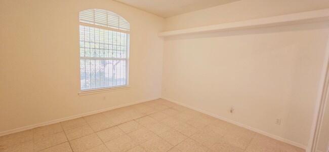 Building Photo - Stunning 4 bedroom, 2.5 bath home in West ...