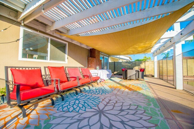 Building Photo - Fountain Valley
