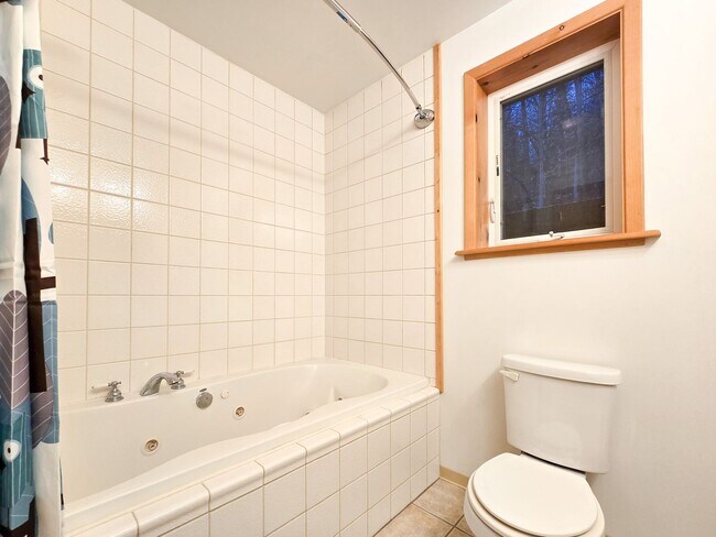 Building Photo - 3BR/3BA Home on 1.9 Acres – Garage & Pet F...